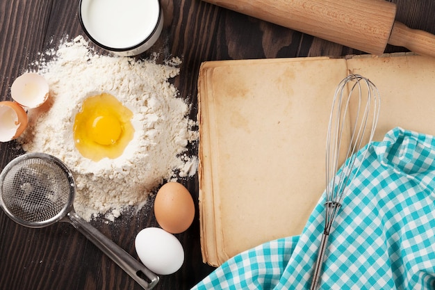 Vintage receptenboek gebruiksvoorwerpen en ingrediënten