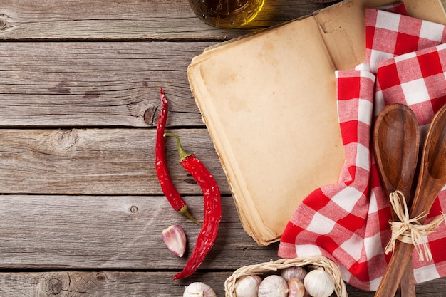 Vintage receptenboek gebruiksvoorwerpen en ingrediënten