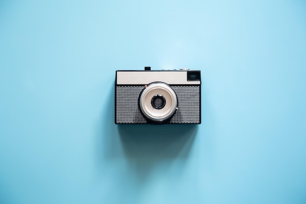 Vintage retro camera op een blauwe achtergrond plat lag