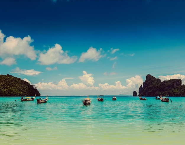 ビンテージ レトロな効果フィルター処理されたヒップスター スタイルの旅行画像ピピ島クラビ タイ湾のロングテール ボートの