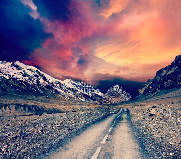 Винтаж ретро эффект фильтрованный хипстер стиль путешествия изображение дороги в горах