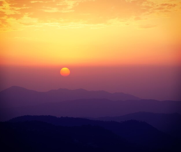 Foto vintage effetto retro filtrato stile hipster immagine di viaggio del tramonto nell'himalaya shimla himachal pradesh india