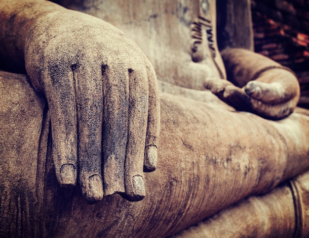 Vintage retro effect gefilterd hipster stijl reisbeeld van Boeddhabeeld hand close-up detail Sukhothai Thailand