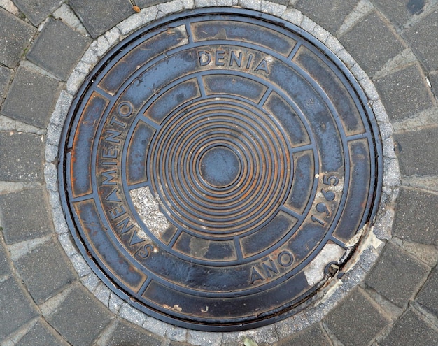 Vintage retro metaal riool manhole close-up Spanje Denia