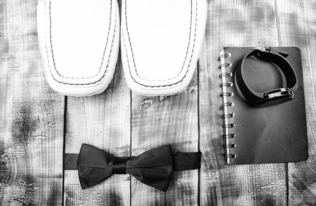 本物の男性のために設定された時計とノートブックの紳士とヴィンテージまたはレトロなスタイルの蝶ネクタイファッションアクセサリービジネスの詳細エレガントな外観の男性の白い革の靴男性の店モダンなフォーマルなスタイル