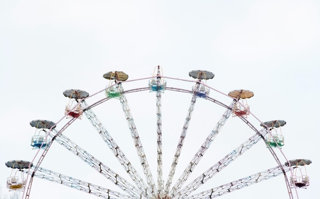 Vintage reuzenrad. Oude carrousel bij circus met kopie ruimte voor tekst.