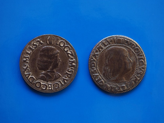 파란색 위에 빈티지 로마 동전