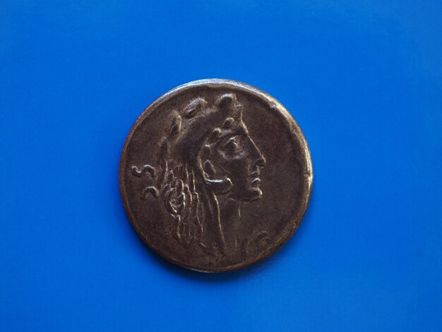 Vintage Romeinse munt over blauw