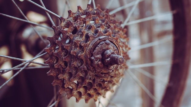 Photo vintage rusty spoke bicycle wheel