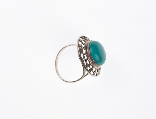 Photo vintage silver ring with turquoise stone isolated on white background