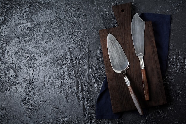 Vintage spatel en mes voor taarten op een donkere steen of betonnen ondergrond