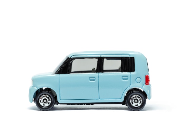 Vintage speelgoedauto op witte achtergrond, geïsoleerde blauwe modelauto