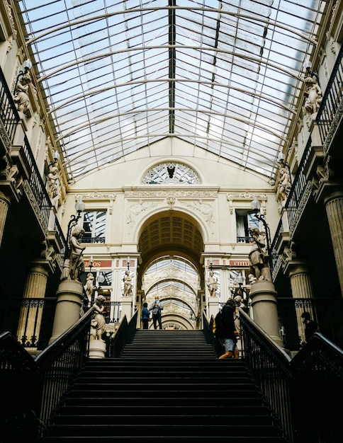 Photo vintage stairs in old building indoors photo