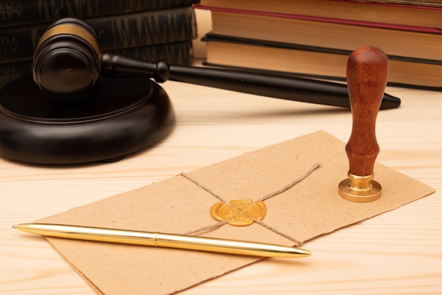 ヴィンテージ切手封筒と遺言公証人の公共ツール