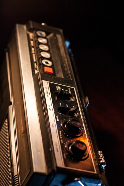 Винтажный стерео кассетный магнитофон с радио или бумбокс. Вид сверху. Концепция прослушивания музыки.