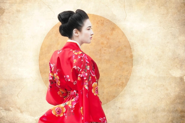 Vintage stijl portret van een vrouw in rode kimono