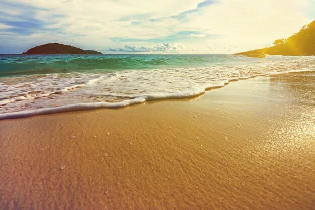 Vintage stijl prachtige landschap blauwe lucht boven de zee witte golven op het strand tijdens zonsopgang in de zomer op het eiland Koh Miang, Mu Ko Similan National Park, provincie Phang Nga, Thailand