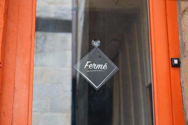 Фото Вывеска винтажного магазина ferme на французском языке означает, что английский магазин закрыт на двери, окна, вход в бутик