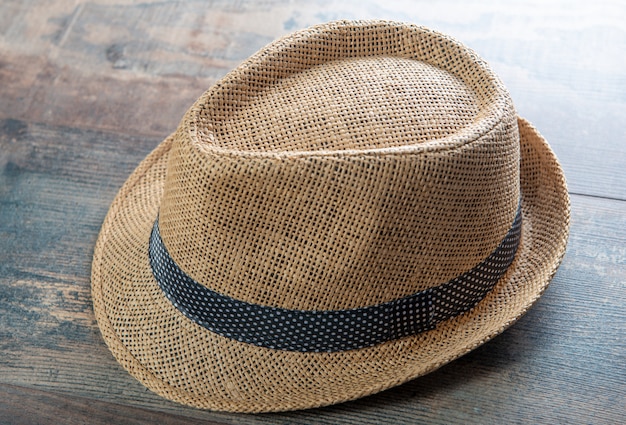 Foto moda vintage cappello di paglia per uomo su legno