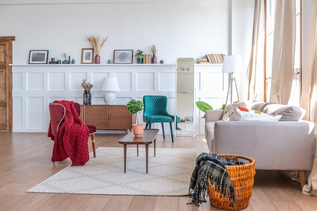 Vintage studio appartement interieur in lichte kleuren in oude stijl