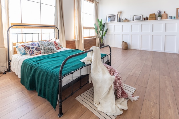 Vintage studio appartement interieur in lichte kleuren in oude stijl