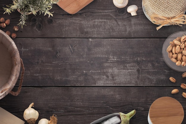 Vintage stye oude houten landelijke keukentafel met kookingrediënten melkemmer snijplank