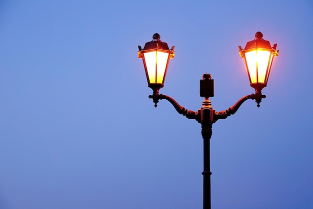 夕方のビンテージ スタイルの街灯柱