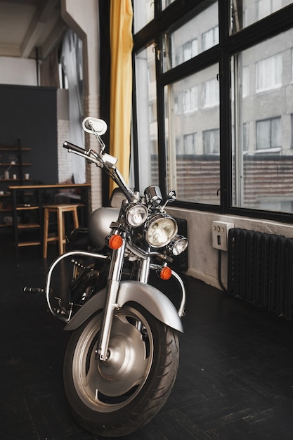 Photo vintage style motorcycle in customs garage