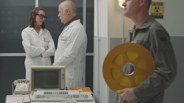 Photo vintage style scientific team working in the laboratory they are working and discussing together