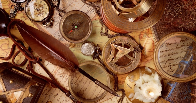 Путешествия и приключения в винтажном стиле Старинный компас и другие винтажные предметы на столе