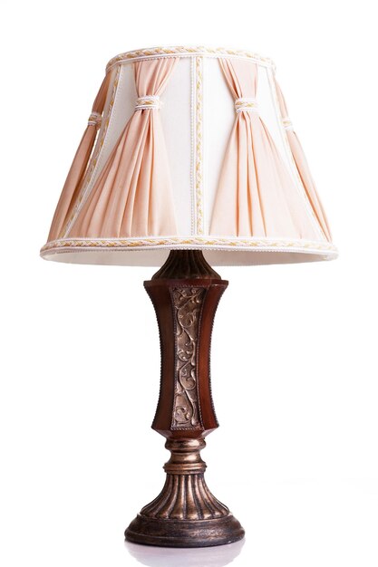Лампа в винтажном стиле, изолированная на белом фоне на студийном фото. Винтаж, ретро, старомодный светильник