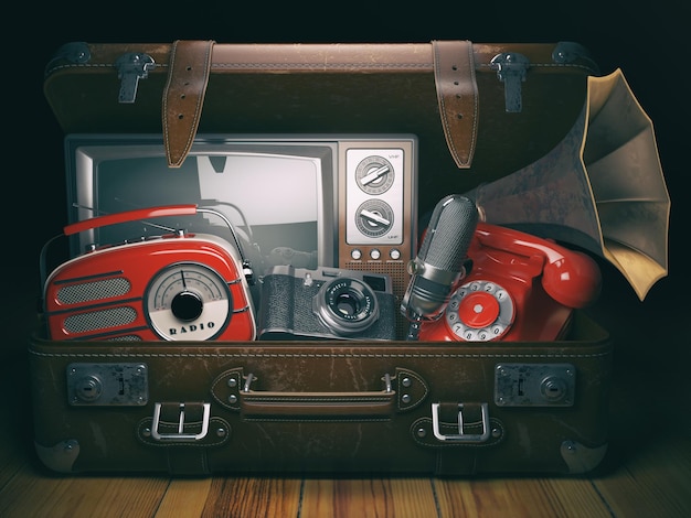 오래 된 구식 전자 장비와 빈티지 가방 레트로 기술 개념 배경 라디오 tv 세트 전화 카메라 마이크와 축음기