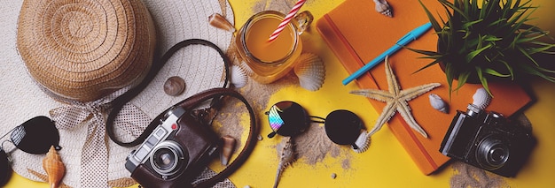 Foto accessori d'annata della spiaggia di estate su fondo giallo. flat lay banner