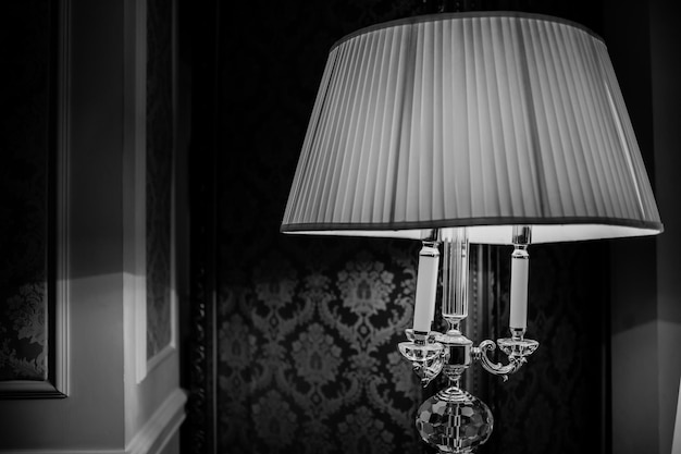 천사가 있는 빈티지 테이블 램프. 다리에 천사가 있는 아름다운 테이블 램프. 흑백 사진