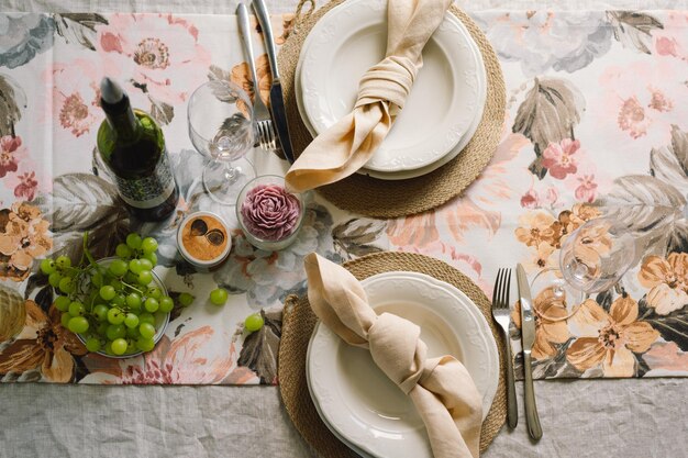 Foto tavola vintage con tovaglioli di lino e decorazioni floreali primo piano accogliente pasto tranquillo al mattino sotto il sole