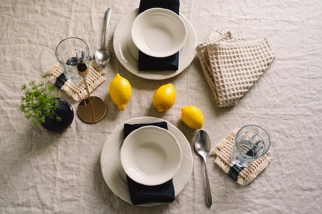 Vintage tafel met linnen servetten en gele citroenen Decoratietafel Close-up Gezellige rustige maaltijd in de ochtend in de zon