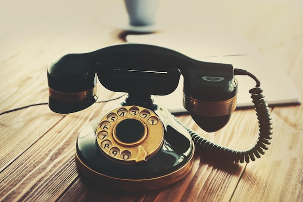 Foto vintage telefoon op een houten tafel