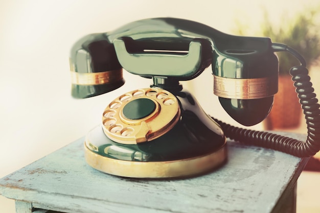 Vintage telefoon op een rustiek blauwe nachtkastje