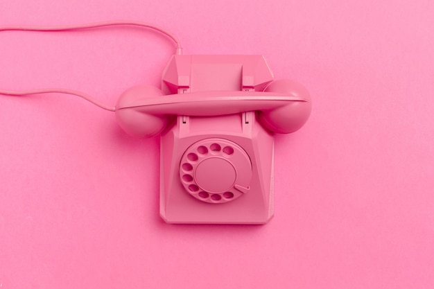 Vintage telefoon op pastelroze