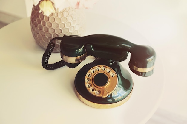 Vintage telefoon op witte tafel