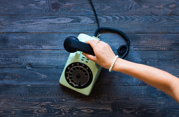 Telefono vintage, caffè, biscotti, telefonata, donna triste,.