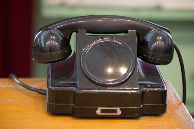 Foto telefono vintage sul tavolo di legno, primo piano