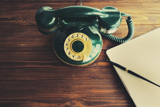 Старинный телефон на деревянном столе