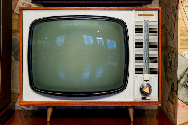 Vintage televisie in de winkel oude televisie in elektrische winkels