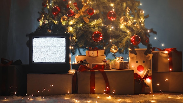 クリスマス ツリーの下のビンテージ テレビ