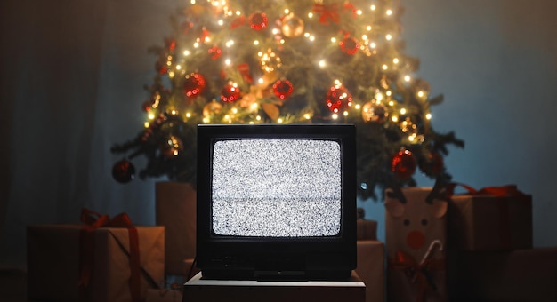 Photo vintage television under christmas tree