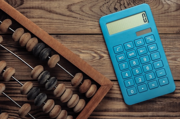 Vintage telraam en rekenmachine op een houten.
