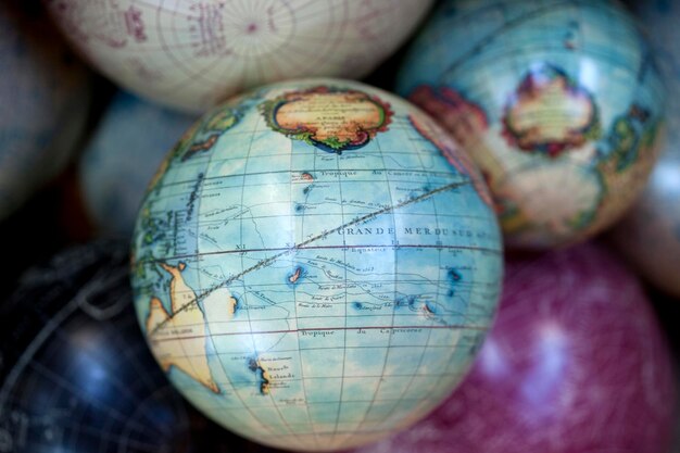 Photo vintage terrestrial globes