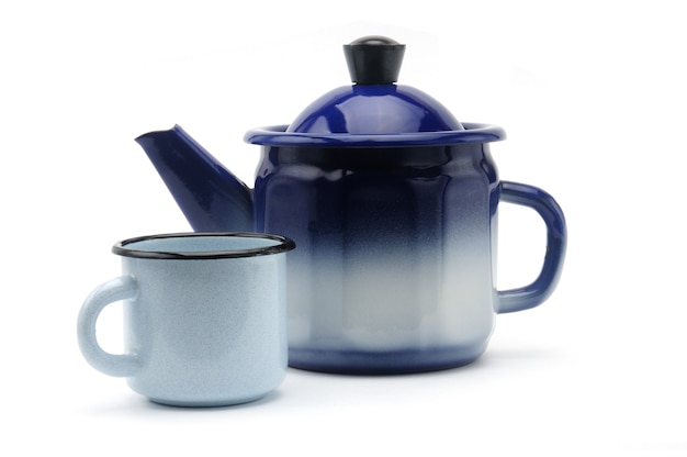 Vintage theepot in blauw met een mok geïsoleerd