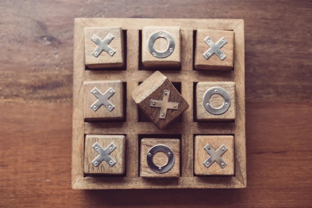 Vintage Tic Tac Toe houten bordspel op houten tafel met selectief focussen, schaven en conceptueel denken